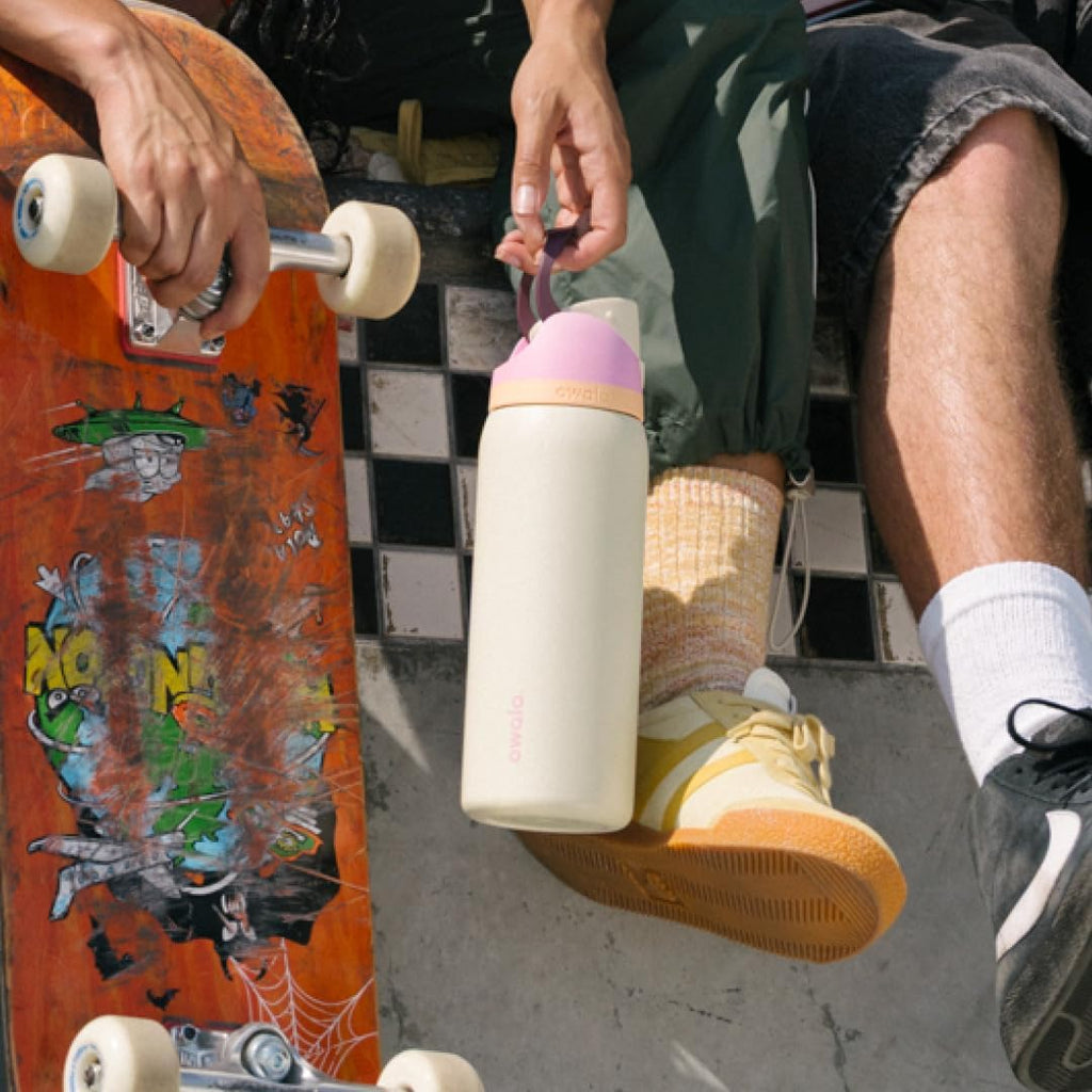 Owala FreeSip Insulated Stainless Steel Water Bottle with Straw, BPA-Free Sports Water Bottle, Great for Travel, 32 Oz, Shy Marshmallow