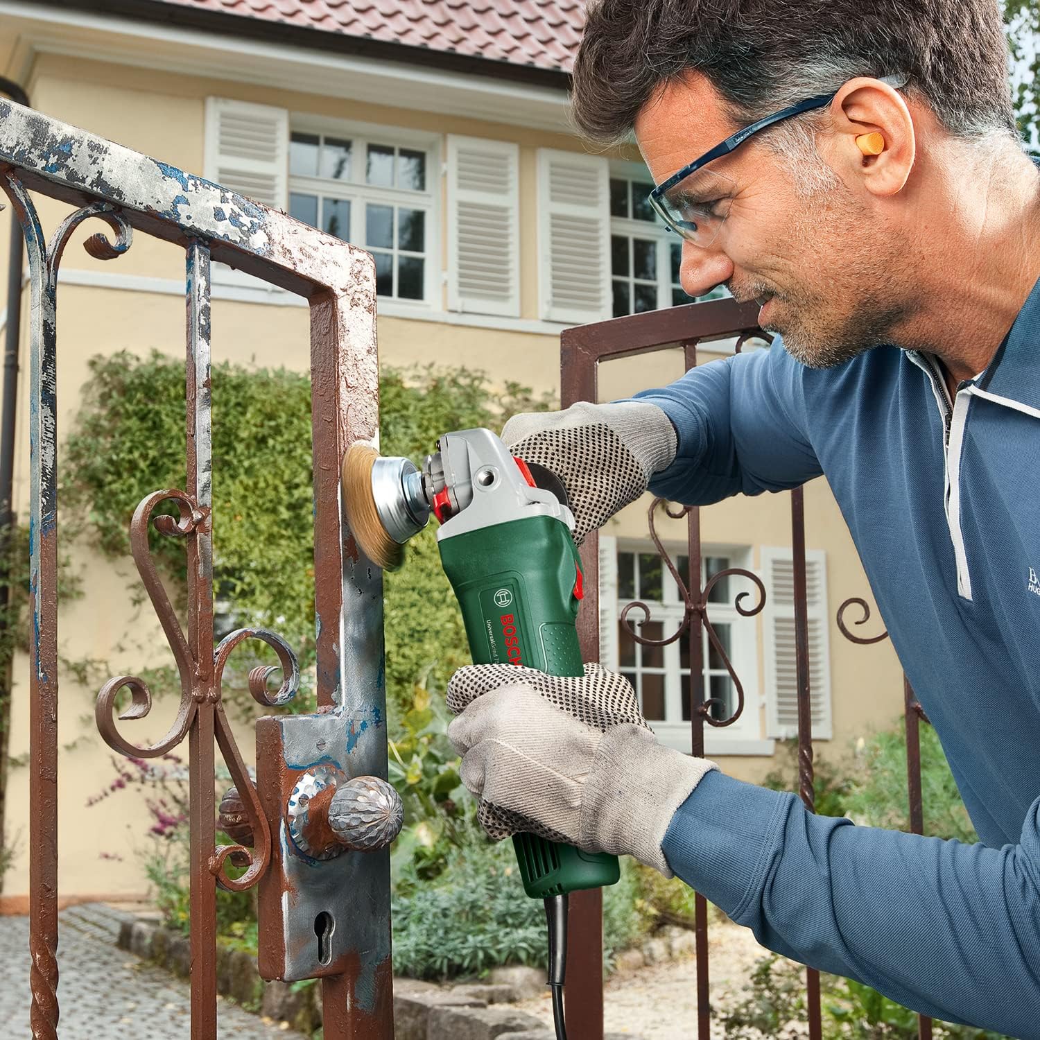 Bosch Home & Garden 620W Corded Electric Angle Grinder 100 mm Includes Grinding Disc, for Grinding, Cutting, Brushing and Sanding (PWS 620-100)