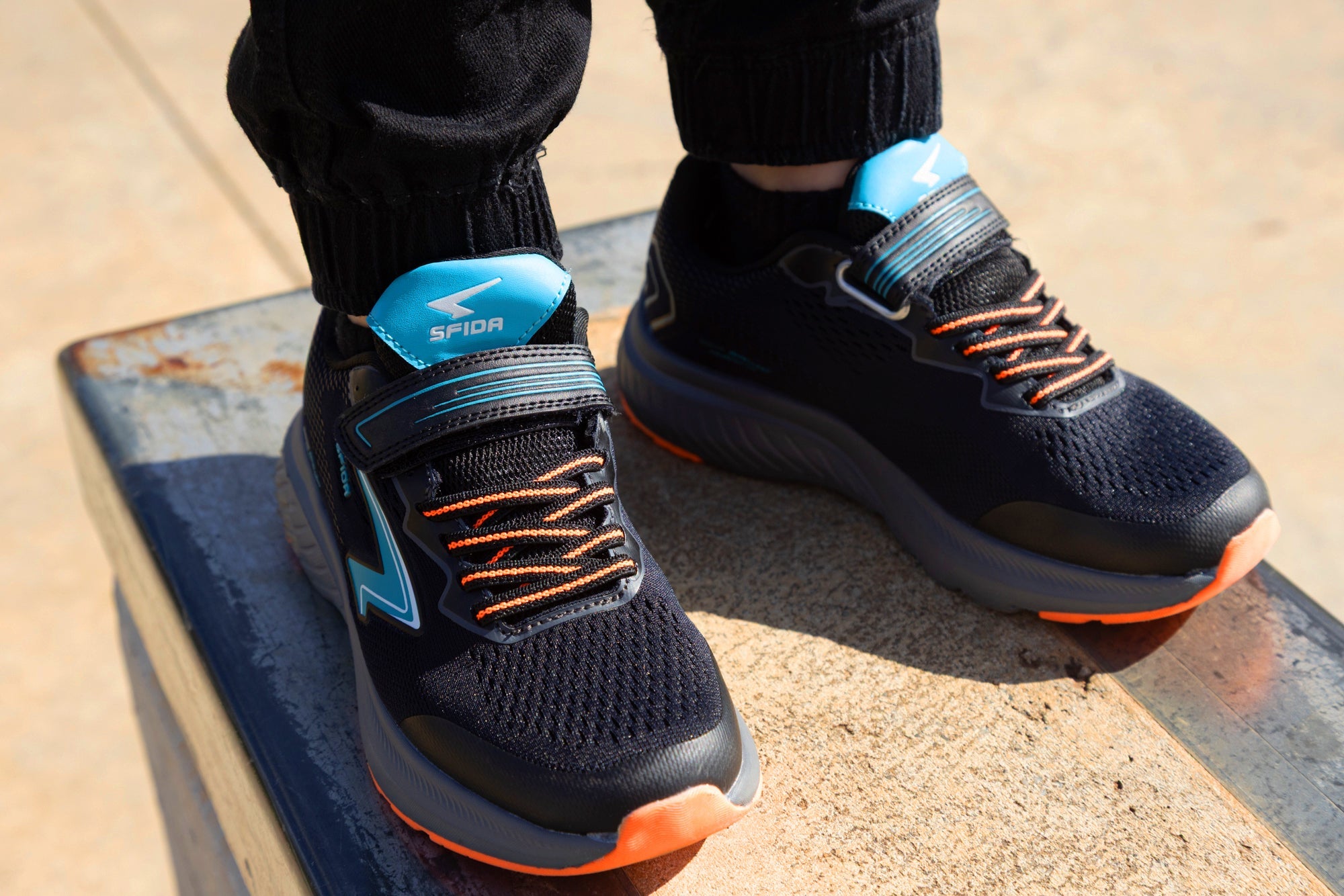 Brazen Boys Runner - Black/Teal V Strap