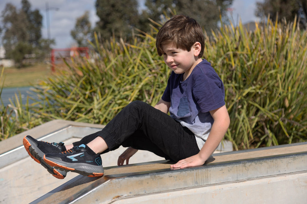 Brazen Boys Runner - Black/Teal V Strap